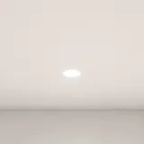 Suuri kylpyhuone inspiroi harmaalla turhamaisuuskaapilla, jossa on integroitu kahva, tyylikäs sivulle asennettu pesuallas, neliön muotoinen peili pyöristetyillä kulmilla, betonin näköiset seinät ja raaka-aineet urbaanin ilmeen luomiseksi.