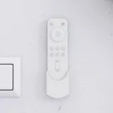 Suuri kylpyhuoneinspiraatio pohjoismaiseen tyyliin vaaleansinisillä kylpyhuonekalusteilla ja puutasolla, jossa tyylikäs pöytätason pesuallas, kalanruotoparketti luo valoisan ja klassisen tyylin