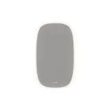 Kylpyhuoneen sisustus inspiraatio punaisilla seinillä, pehmeälinjainen punainen allaskaappi ja korkea kaappi, tyylikäs valkoinen allas ja kaunis ovaali valaistu peili, jotka yhdessä luonnollisen ympäristön kanssa luovat vintage-ilmeen