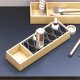 Klassisesta tyylistä inspiroitunut pieni kylpyhuone, jossa on oliivinvihreä turhamaisuusyksikkö ja yläkaappi, kaunis neliönmuotoinen peili, kalanruotolattia ja tapetti antavat ylellisen ja hienostuneen ilmeen.