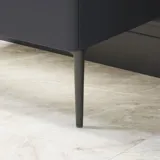 Kylpyhuoneen sisustus inspiraatio punaisilla seinillä, pehmeälinjainen punainen allaskaappi ja korkea kaappi, tyylikäs valkoinen allas ja kaunis ovaali valaistu peili, jotka yhdessä luonnollisen ympäristön kanssa luovat vintage-ilmeen