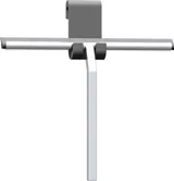 Inspiroiva kylpyhuone, jossa on ylellinen suihkukaappi liukuovella, valkoiset kylpyhuonekalusteet ja raa'an näköinen seinä, joka antaa kylpyhuoneelle raa'an ja urbaanin tunnelman.