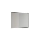 Suuri kylpyhuone, jossa on mattavalkoiset kylpyhuonekalusteet, tyylikäs pesuallas ja neliönmuotoinen peili mustalla reunalla ja valaisimella, terrazzo-seinä ja -lattia sekä kasveja seinällä modernin ja hienostuneen ilmeen luomiseksi.