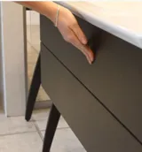 Elegantti ja moderni kylpyhuone inspiraatio tummilla marmoriseinillä, pyöreillä valaistuilla peileillä, joissa musta kehys, seinään kiinnitetyllä kaksoispesuallaskaapilla ja tilavalla suihkutilalla