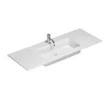 Suuri vihreä kylpyhuone, jossa allaskaappi, soikea peili kultaisella reunalla ja kauniit kehykselliset ovet