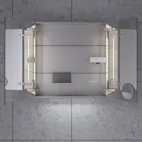 Pienen kylpyhuoneen inspiraatio, jossa on erikoisvärinen turhamaisuusyksikkö, peilikaappi valaisimilla, koristeelliset peilit sävytetyllä lasihyllyllä, valkoiset kalanruotolaatat tyylikkään ja klassisen ilmeen luomiseksi.