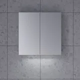 Suuri kylpyhuoneinspiraatio pohjoismaiseen tyyliin vaaleansinisillä kylpyhuonekalusteilla ja puutasolla, jossa tyylikäs pöytätason pesuallas, kalanruotoparketti luo valoisan ja klassisen tyylin