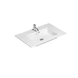 Tyylikäs kylpyhuone inspiraatio beige pesuallaskaapilla, jossa on sisälaatikko, yläkaappi, avoin hylly, soikea peili valaistuksella, yhteensopivat riippuvalaisimet, hylly peilin alla ja seinään kiinnitetty WC. Vaaleat, pitkät laatat seinillä