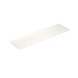 Kylpyhuone vinokatto inspiroituna, beigellä kalusteella, uritettu työtaso ja nelikulmainen pöytäallas, kaunis peili hyllyillä, siniset seinät, suuret ikkunat ja musta kalanruotolattia antavat valoisan ja urbaanin ilmeen.