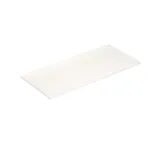 Kylpyhuone vinokatto inspiroituna, beigellä kalusteella, uritettu työtaso ja nelikulmainen pöytäallas, kaunis peili hyllyillä, siniset seinät, suuret ikkunat ja musta kalanruotolattia antavat valoisan ja urbaanin ilmeen.