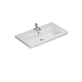 Kylpyhuoneen sisustus inspiraatio punaisilla seinillä, pehmeälinjainen punainen allaskaappi ja korkea kaappi, tyylikäs valkoinen allas ja kaunis ovaali valaistu peili, jotka yhdessä luonnollisen ympäristön kanssa luovat vintage-ilmeen