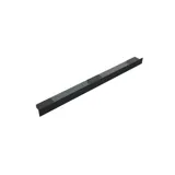 Tyylikäs kylpyhuone inspiraatio beige pesuallaskaapilla, jossa on sisälaatikko, yläkaappi, avoin hylly, soikea peili valaistuksella, yhteensopivat riippuvalaisimet, hylly peilin alla ja seinään kiinnitetty WC. Vaaleat, pitkät laatat seinillä