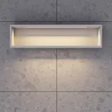 Tyylikäs kylpyhuone inspiraatio beige pesuallaskaapilla, jossa on sisälaatikko, yläkaappi, avoin hylly, soikea peili valaistuksella, yhteensopivat riippuvalaisimet, hylly peilin alla ja seinään kiinnitetty WC. Vaaleat, pitkät laatat seinillä