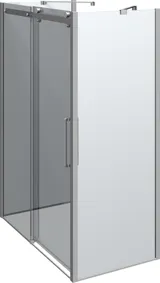 Inspiroiva kylpyhuone, jossa on ylellinen suihkukaappi liukuovella, valkoiset kylpyhuonekalusteet ja raa'an näköinen seinä, joka antaa kylpyhuoneelle raa'an ja urbaanin tunnelman.