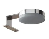 Suuri kylpyhuoneinspiraatio pohjoismaiseen tyyliin vaaleansinisillä kylpyhuonekalusteilla ja puutasolla, jossa tyylikäs pöytätason pesuallas, kalanruotoparketti luo valoisan ja klassisen tyylin