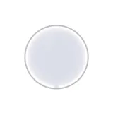 Kylpyhuone, jossa on keltainen turhamaisuusyksikkö, valkoinen pesuallas ja työtaso, musta hylly, pyöreä peili valkoisella reunuksella, marmoriseinät ja lattia sekä pienet mustat laatat luovat modernin ja urbaanin ilmeen