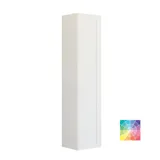 Suuri vihreä kylpyhuone, jossa allaskaappi, soikea peili kultaisella reunalla ja kauniit kehykselliset ovet