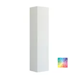 Suuri kylpyhuone inspiroi harmaalla turhamaisuuskaapilla, jossa on integroitu kahva, tyylikäs sivulle asennettu pesuallas, neliön muotoinen peili pyöristetyillä kulmilla, betonin näköiset seinät ja raaka-aineet urbaanin ilmeen luomiseksi.