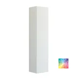 Suuri kylpyhuone inspiroi harmaalla turhamaisuuskaapilla, jossa on integroitu kahva, tyylikäs sivulle asennettu pesuallas, neliön muotoinen peili pyöristetyillä kulmilla, betonin näköiset seinät ja raaka-aineet urbaanin ilmeen luomiseksi.