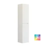 Kylpyhuoneen sisustus inspiraatio punaisilla seinillä, pehmeälinjainen punainen allaskaappi ja korkea kaappi, tyylikäs valkoinen allas ja kaunis ovaali valaistu peili, jotka yhdessä luonnollisen ympäristön kanssa luovat vintage-ilmeen