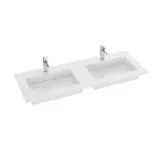 Kylpyhuoneen inspiraatio, jossa vaaleat tammikaapit, tyylikäs kaksinkertainen pesuallas, kaunis peilikaappi valolla, kalanruotokuvioinen lattia ja valkoinen marmoriseinä antavat klassisen ja valoisan ilmeen.