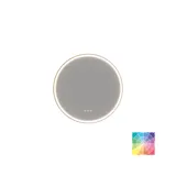 Kylpyhuoneen sisustus inspiraatio, jossa tummansiniset seinäpaneelit, romanttinen kukkatapetti, tummansininen pehmeälinjainen allaskaappi ja kaunis pyöreä valaistu peili, jotka luovat vintage-ilmeen