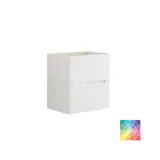 Kylpyhuoneen sisustus inspiraatio, jossa tummansiniset seinäpaneelit, romanttinen kukkatapetti, tummansininen pehmeälinjainen allaskaappi ja kaunis pyöreä valaistu peili, jotka luovat vintage-ilmeen