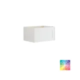 Klassisesta tyylistä inspiroitunut pieni kylpyhuone, jossa on oliivinvihreä turhamaisuusyksikkö ja yläkaappi, kaunis neliönmuotoinen peili, kalanruotolattia ja tapetti antavat ylellisen ja hienostuneen ilmeen.