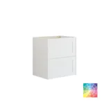 Suuri vihreä kylpyhuone, jossa allaskaappi, soikea peili kultaisella reunalla ja kauniit kehykselliset ovet