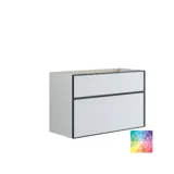 Kylpyhuone, jossa on vinot seinät, inspiraatio, kylpyhuonekalusteet liilaa, elegantit kehysovet, kaunis soikea peili lampulla, kaunis ja käytännöllinen hylly, liilaksi maalattu seinä ja harmaa kalanruotolattia, jotka antavat elegantin ja modernin ilmeen.