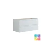 Suuri kylpyhuone inspiroi harmaalla turhamaisuuskaapilla, jossa on integroitu kahva, tyylikäs sivulle asennettu pesuallas, neliön muotoinen peili pyöristetyillä kulmilla, betonin näköiset seinät ja raaka-aineet urbaanin ilmeen luomiseksi.