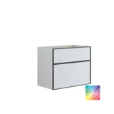 Kylpyhuone, jossa on vinot seinät, inspiraatio, kylpyhuonekalusteet liilaa, elegantit kehysovet, kaunis soikea peili lampulla, kaunis ja käytännöllinen hylly, liilaksi maalattu seinä ja harmaa kalanruotolattia, jotka antavat elegantin ja modernin ilmeen.