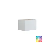 Raaka ja moderni kylpyhuone urbaaniin tyyliin. Kauniit allaskaapit ja pyöreät peilit mustilla reunoilla