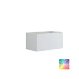 Kylpyhuone, jossa on keltainen turhamaisuusyksikkö, valkoinen pesuallas ja työtaso, musta hylly, pyöreä peili valkoisella reunuksella, marmoriseinät ja lattia sekä pienet mustat laatat luovat modernin ja urbaanin ilmeen