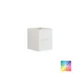 Kylpyhuone vinokatto inspiroituna, beigellä kalusteella, uritettu työtaso ja nelikulmainen pöytäallas, kaunis peili hyllyillä, siniset seinät, suuret ikkunat ja musta kalanruotolattia antavat valoisan ja urbaanin ilmeen.