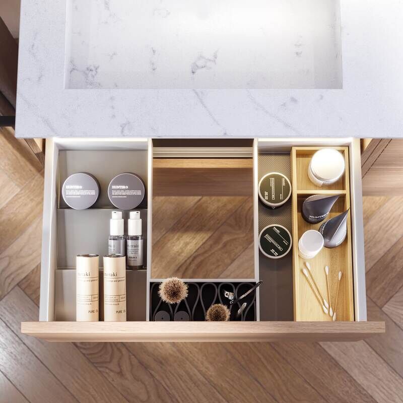 Inspiroiva kylpyhuone, jossa on erikoisvärisiä liloja kaappeja, tyylikäs taso ja tasolle asennettu allas, suuri peili messinkikehyksin, laatoitus ja seinät liloilla sävyillä luovat romanttisen ja naisellisen ilmeen