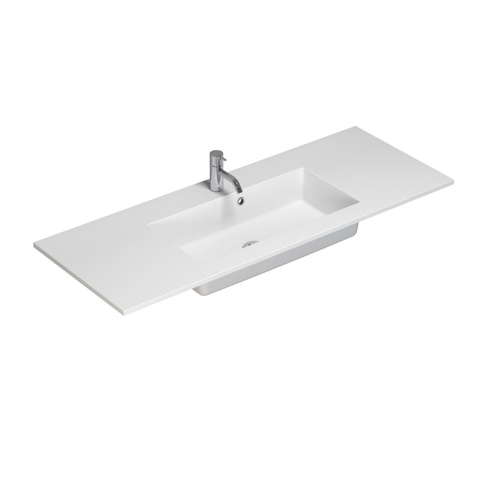 Suuri vihreä kylpyhuone, jossa allaskaappi, soikea peili kultaisella reunalla ja kauniit kehykselliset ovet