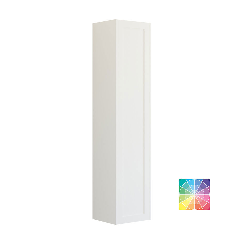 Suuri vihreä kylpyhuone, jossa allaskaappi, soikea peili kultaisella reunalla ja kauniit kehykselliset ovet