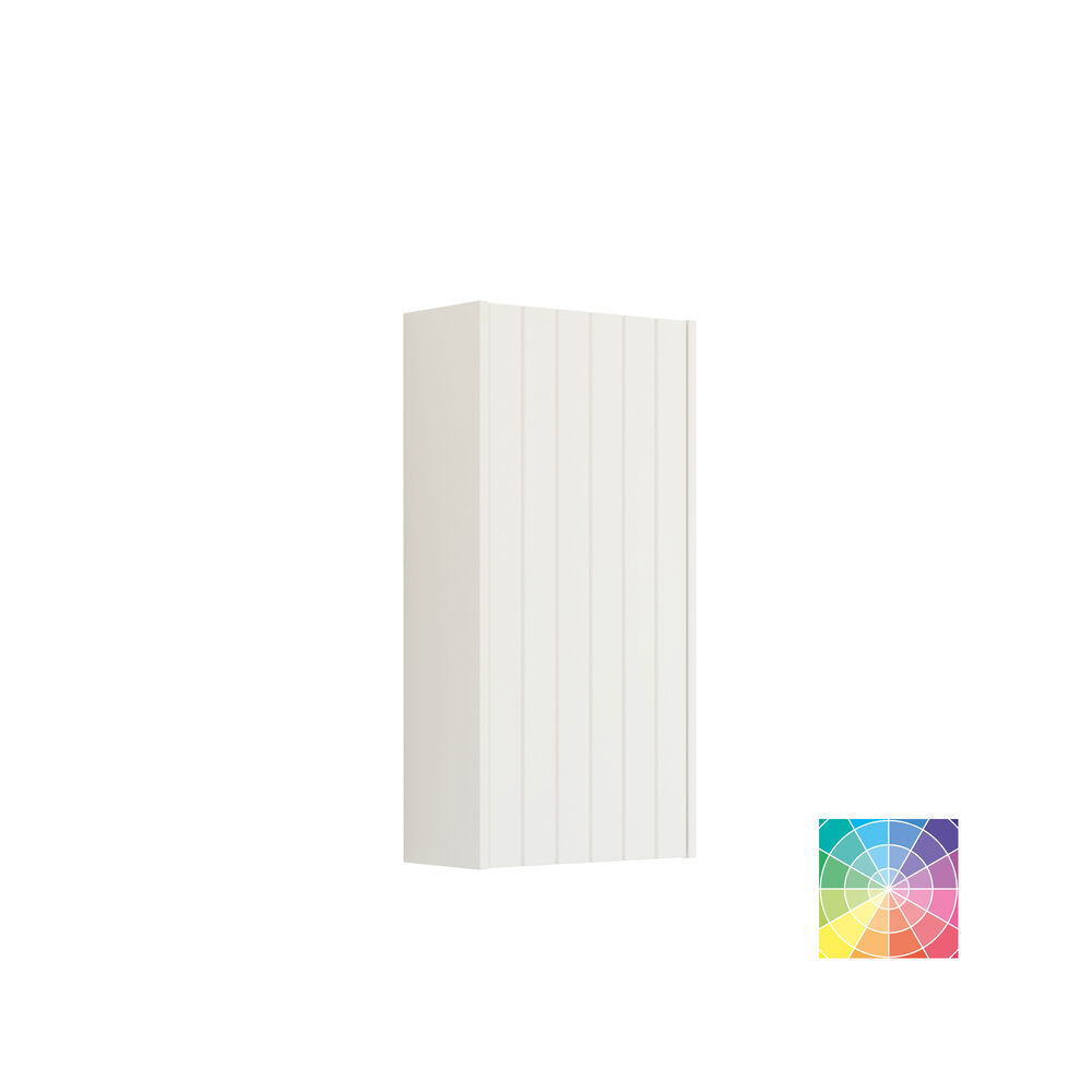 Iso vintage kylpyhuone, terrakotanvärinen allaskaappi, pöytätasoallas, soikea peili messinkireunalla, vaaleanpunaiset ja harmaat laatat antavat romanttisen, naisellisen ilmeen