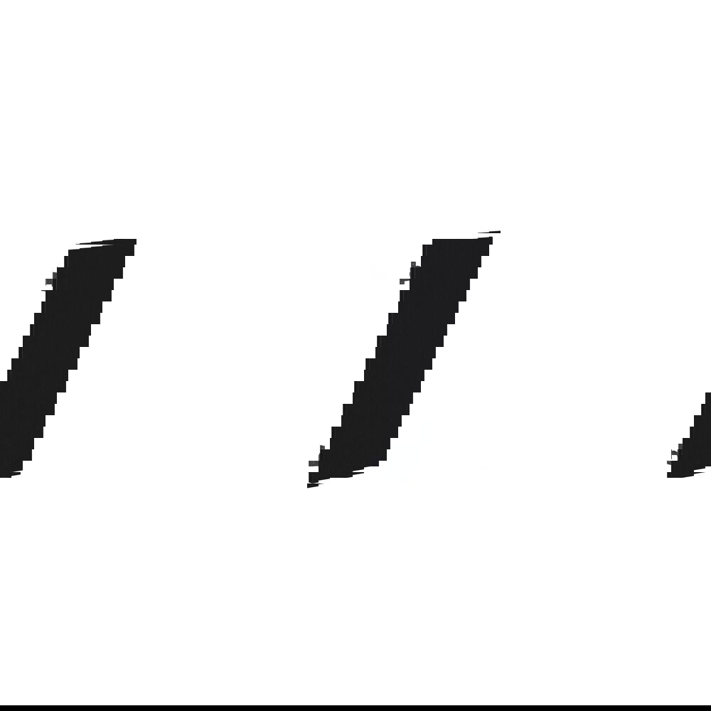 Suuri kylpyhuoneen inspiraatio mustasta tammesta valmistetuilla kylpyhuonekalusteilla, tyylikäs kaksinkertainen pesuallas, neliskulmaiset peilit ja valkoiset laatat geometrisella kuviolla antavat valoisan, symmetrisen ja klassisen ilmeen.