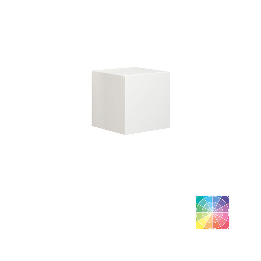 Suuri ja valoisa kylpyhuone minimalistisella tyylillä, pehmeillä pastellisävyillä ja tyylikkäillä vihreillä sävyillä, tyylikäs pyöreä peili ja moderni sisustus