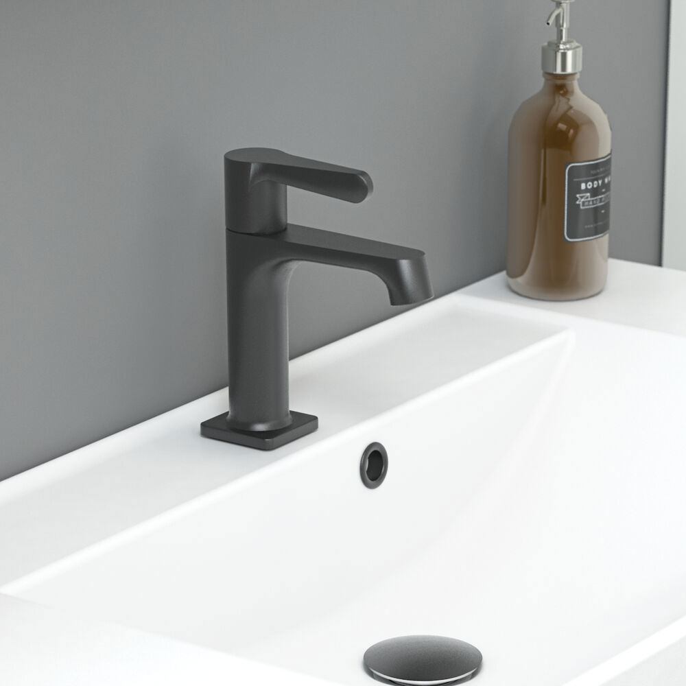 Tyylikäs kylpyhuone inspiraatio beige pesuallaskaapilla, jossa on sisälaatikko, yläkaappi, avoin hylly, soikea peili valaistuksella, yhteensopivat riippuvalaisimet, hylly peilin alla ja seinään kiinnitetty WC. Vaaleat, pitkät laatat seinillä