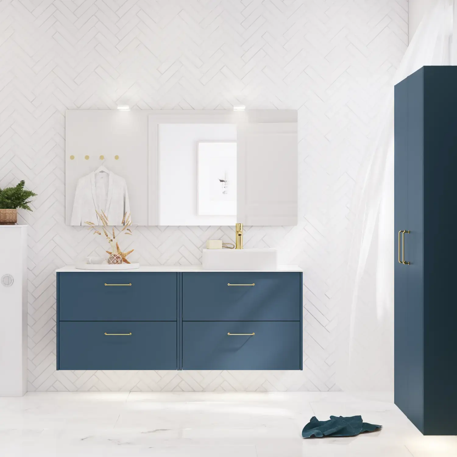 Kylpyhuoneinspiraatiota moderneilla sinisillä kylpyhuonekalusteilla, tyylikäs pöytätason pesuallas ja suuri neliönmuotoinen peili valolla, valkoiset kalanruotolaatat luovat tyylikkään ja klassisen ilmeen