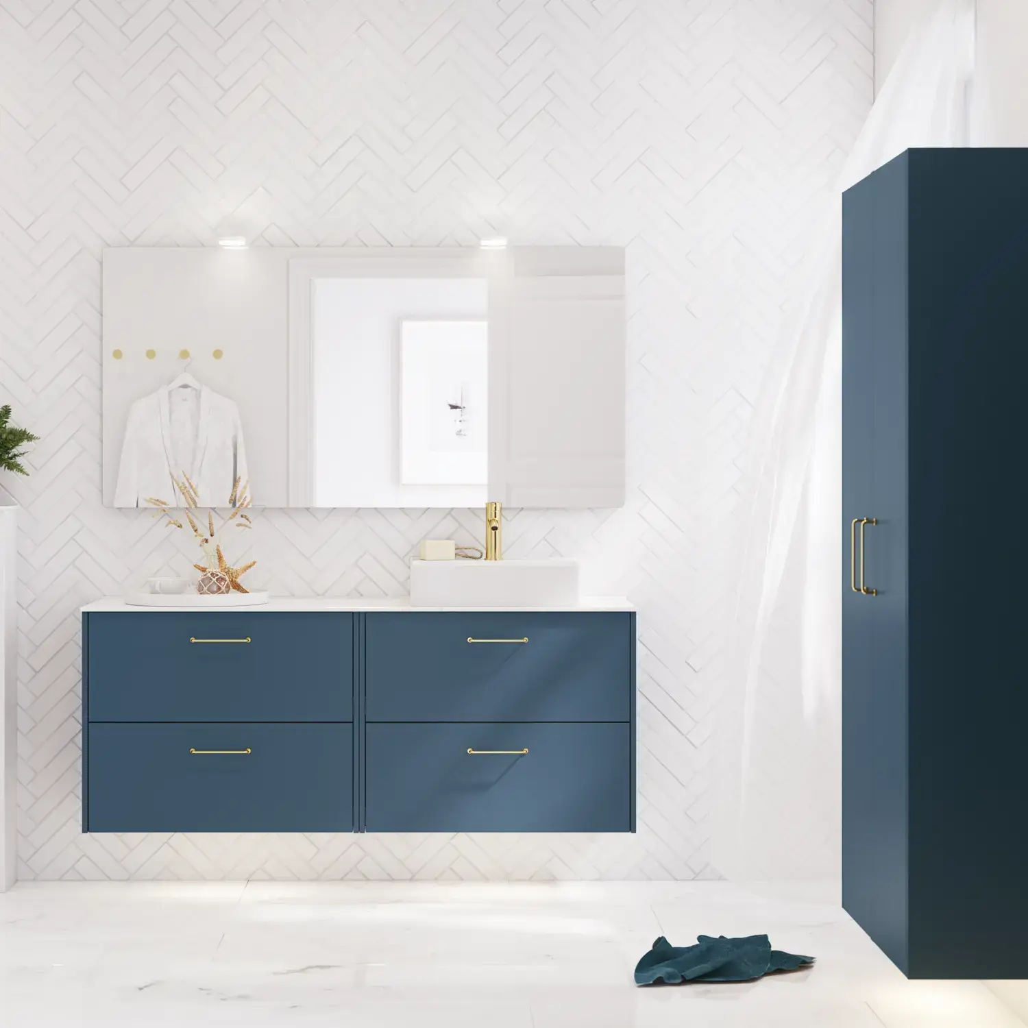 Kylpyhuoneinspiraatiota moderneilla sinisillä kylpyhuonekalusteilla, tyylikäs pöytätason pesuallas ja suuri neliönmuotoinen peili valolla, valkoiset kalanruotolaatat luovat tyylikkään ja klassisen ilmeen