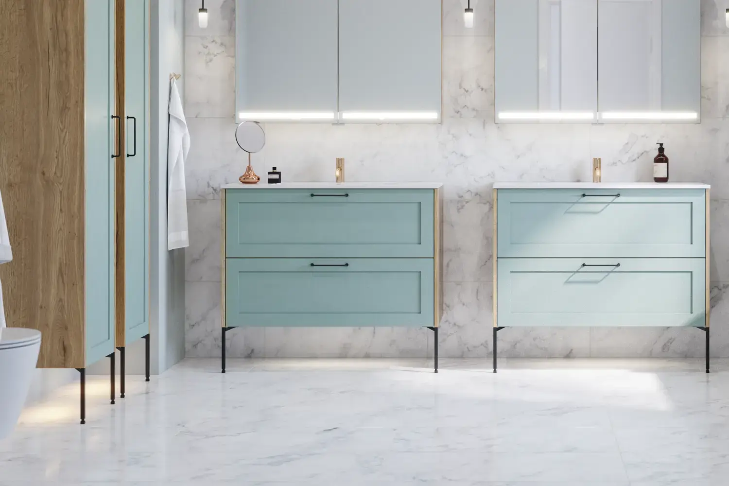 Suuri kylpyhuoneinspiraatio vaaleansinisillä kalusteilla, vaaleilla puusivuilla, eleganteilla peilikaapeilla ja suurilla marmorilaatoilla luo klassisen ja modernin ilmeen