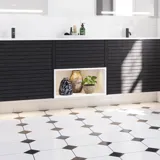 Suuri kylpyhuoneen inspiraatio mustasta tammesta valmistetuilla kylpyhuonekalusteilla, tyylikäs kaksinkertainen pesuallas, neliskulmaiset peilit ja valkoiset laatat geometrisella kuviolla antavat valoisan, symmetrisen ja klassisen ilmeen.