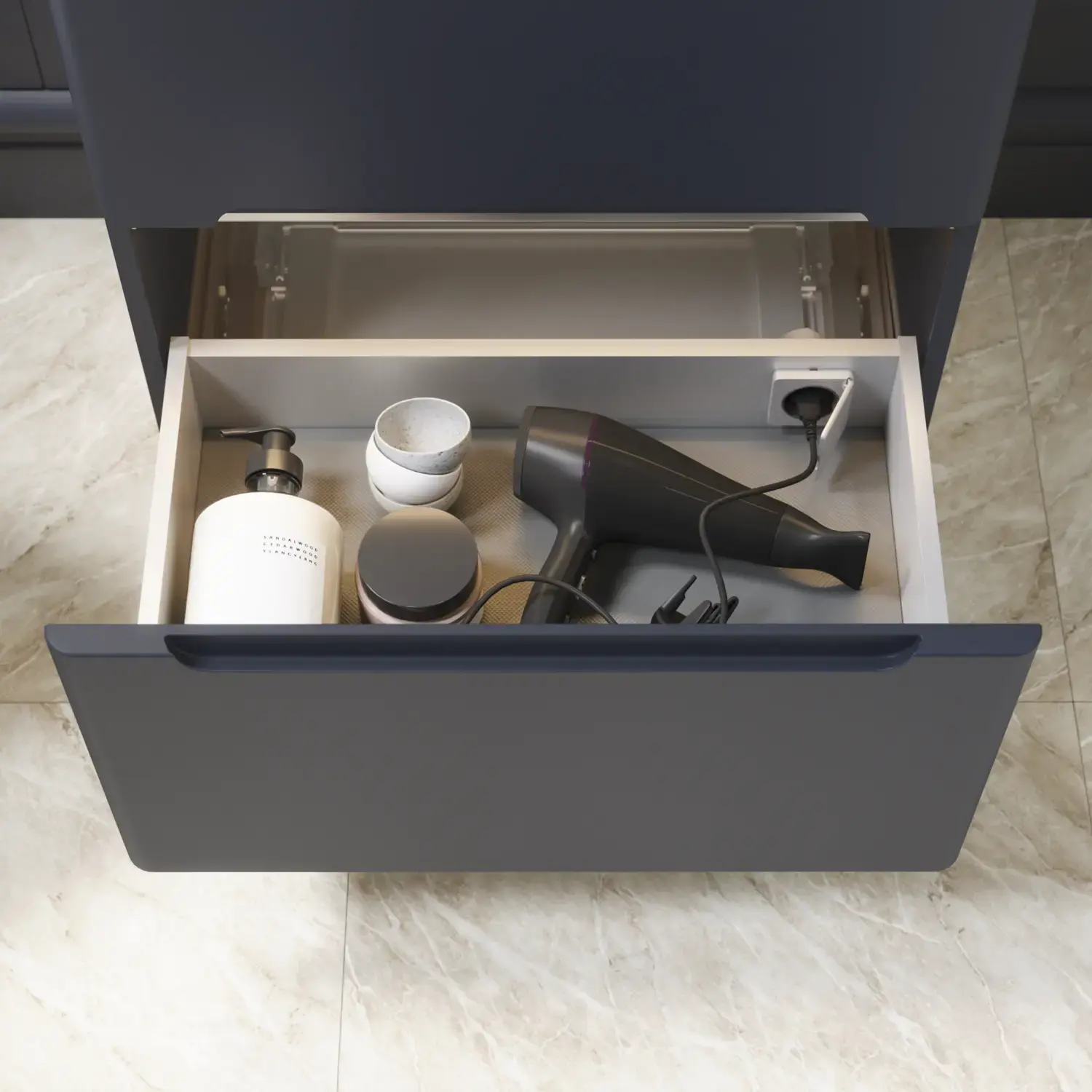 Kylpyhuoneen sisustus inspiraatio, jossa tummansiniset seinäpaneelit, romanttinen kukkatapetti, tummansininen pehmeälinjainen allaskaappi ja kaunis pyöreä valaistu peili, jotka luovat vintage-ilmeen