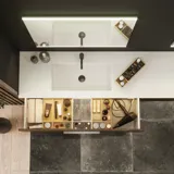 Suuri kylpyhuoneen inspiraatio, jossa pesuallaskaapit ja ruskeat tammipaneelit, erillinen kylpyamme, ja nelikulmaiset valaistut peilit, elegantti kaksoispesuallas luo modernin ja symmetrisen ilmeen