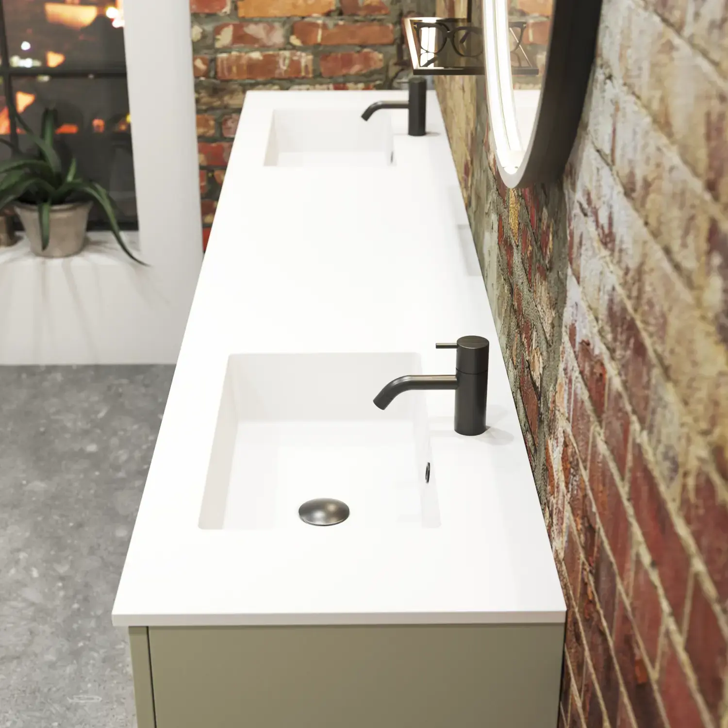 Raaka ja moderni kylpyhuone urbaaniin tyyliin. Kauniit allaskaapit ja pyöreät peilit mustilla reunoilla