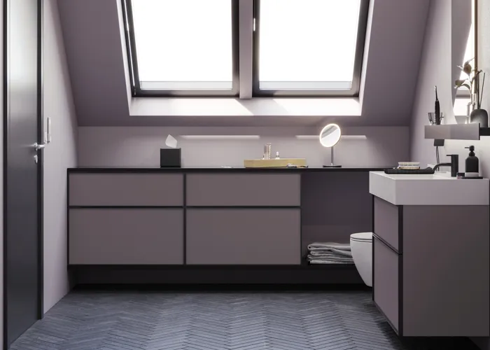 Kylpyhuone, jossa on vinot seinät, inspiraatio, kylpyhuonekalusteet liilaa, elegantit kehysovet, kaunis soikea peili lampulla, kaunis ja käytännöllinen hylly, liilaksi maalattu seinä ja harmaa kalanruotolattia, jotka antavat elegantin ja modernin ilmeen.